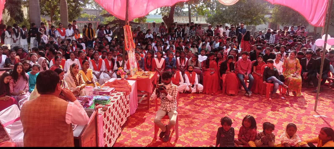 कमला पांडे इंटरमीडिएट कॉलेज दुल्लहपुर के कक्षा 12 के विदाई समारोह में भाव विभोर हुए बालक बालिका