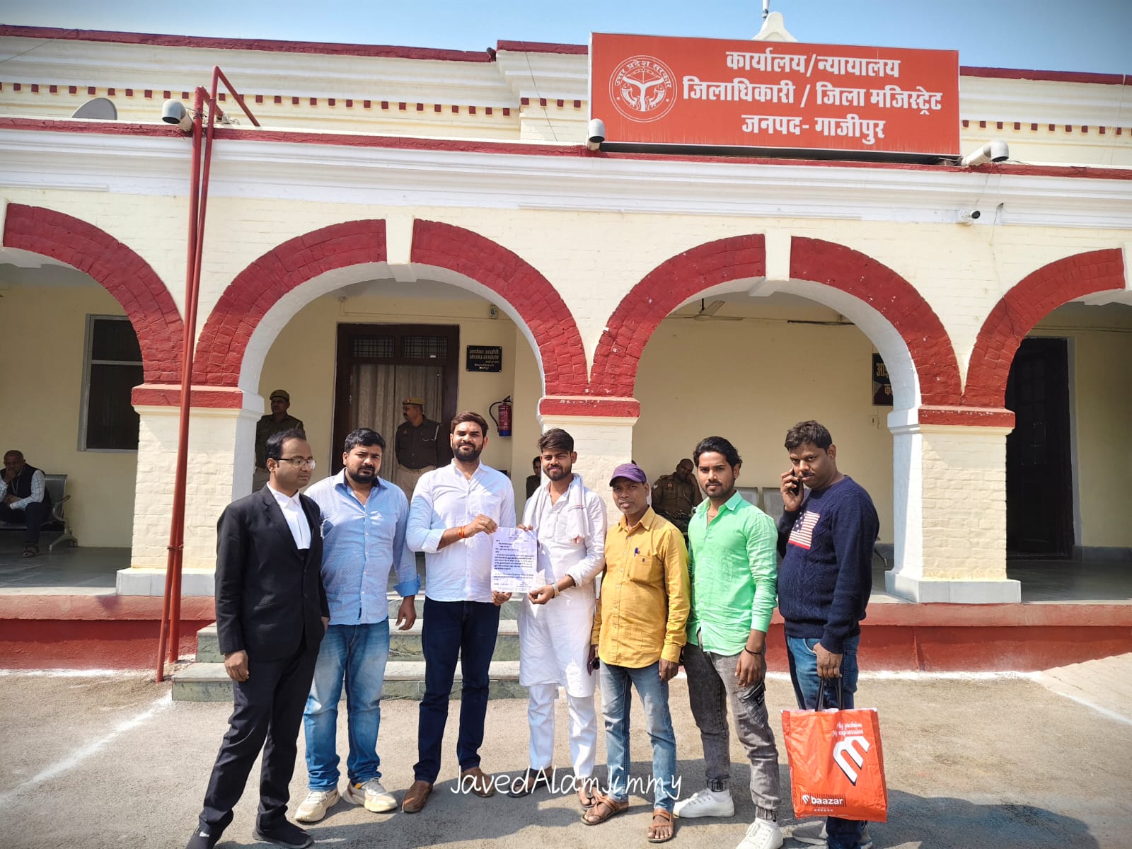 शहीद वीर अब्दुल हमीद के प्रवेश द्वार को अज्ञात वाहन द्वारा किया क्षतिग्रस्त जावेद आलम ने दिया जिलाधिकारी को ज्ञापन