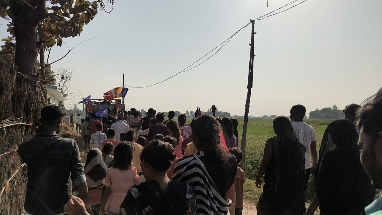 दुल्लहपुर में रविदास जयंती पर निकली भव्य झांकी:सैकड़ों भक्तों ने किया गुणगान, पुलिस की सतर्कता से कोई अप्रिय घटना नहीं