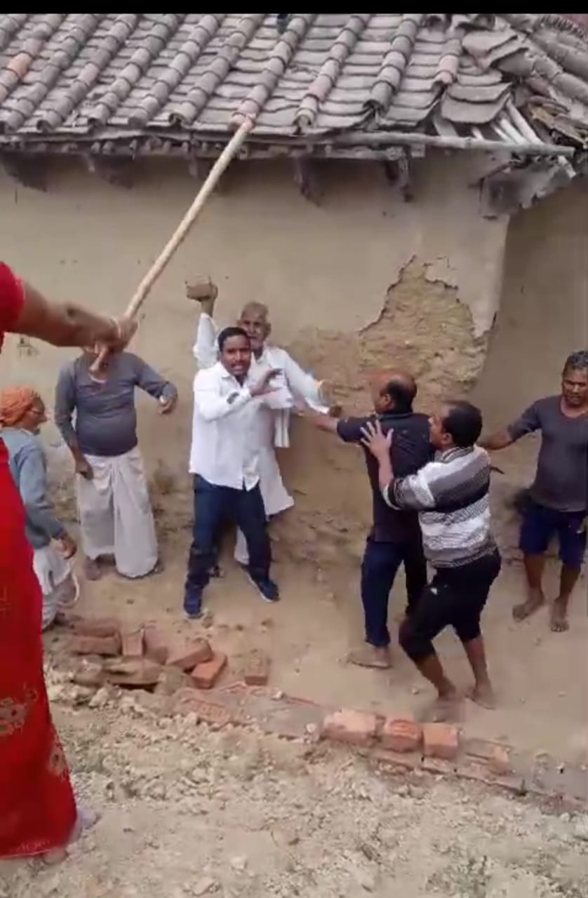ग्राम बीजहरा में रास्ता विवाद पर बवालः प्रधान समेत 7 लोगों पर मारपीट का मुकदमा, पीड़ित परिवार को ईंट-लात से किया घायल
