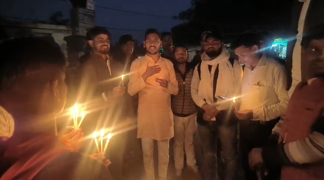 पुलवामा के वीर शहीदों को श्रद्धांजलिः जलालाबाद में समाजसेवियों ने कैंडल मार्च निकाला