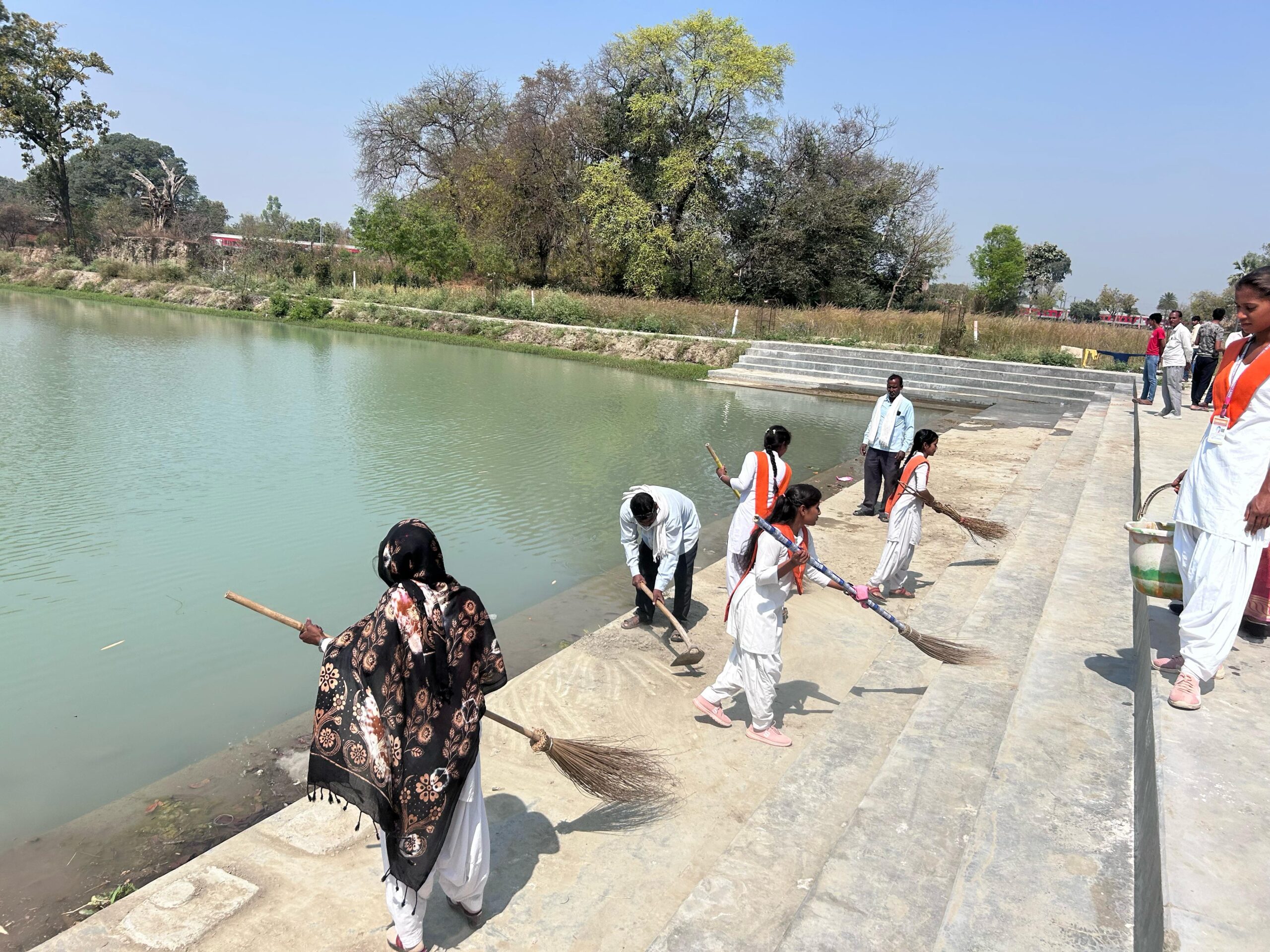 राष्ट्रीय सेवा योजना के शिवरार्थि छात्राओं ने अमारी मलिन बस्ती तथा अमृत सरोवर पर स्वच्छता कार्यक्रम चलाया