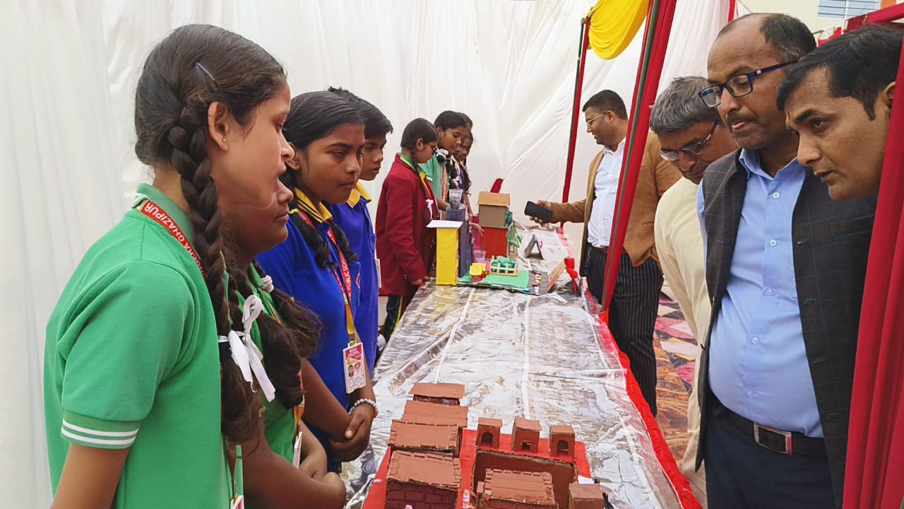 एम डी पब्लिक स्कूल सेवठा सिगेंरा मरदह के परिसर में शुक्रवार को कला व विज्ञान प्रदर्शनी का किया गया भव्य आयोजन ।