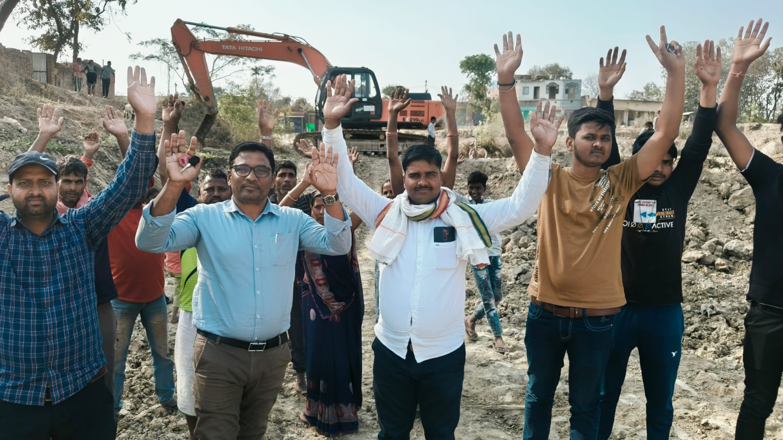 अमृत सरोवर से अवैध खनन का मामलाः जलालाबाद में हाईवे कंपनी ने पोखर तोड़कर बनाया रास्ता, ग्रामीणों में रोष