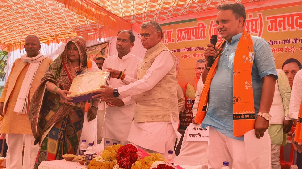 प्रजापति समाज को संबोधित करते हुए कहा कि प्रजापति समाज जब तक एक  नहीं होंगे तब तक प्रजापति समाज कभी आगे नहीं बढ़ेगा