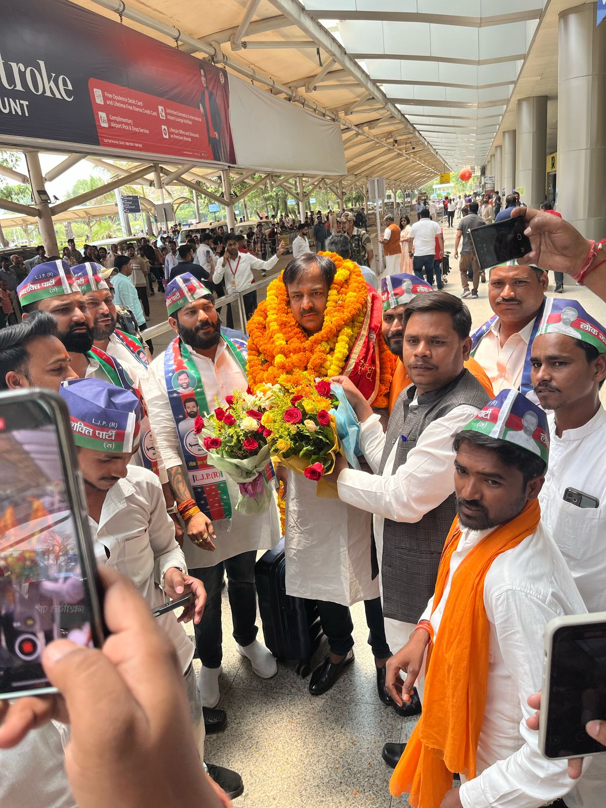लोक जनशक्ति पार्टी युवा प्रकोष्ठ पूर्वी उत्तर प्रदेश के कार्यकर्ताओं ने युवा राष्ट्रीय अध्यक्ष का किया जोरदार स्वागत