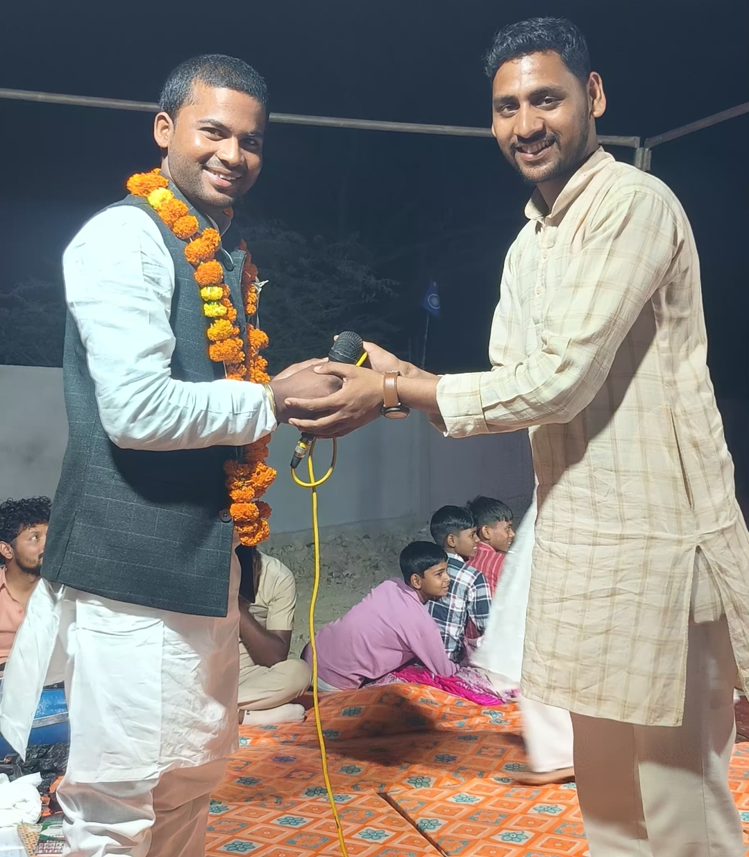 बाबा साहब डॉक्टर भीमराव अंबेडकर जी कि जयंती के अवसर पर कलाकारों को संविधान भेंट कर किया गया सम्मानित