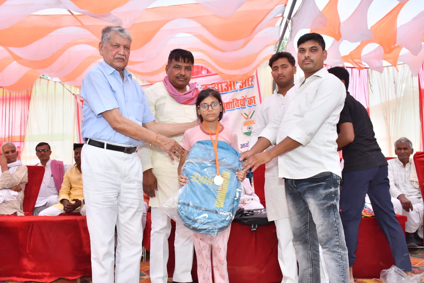 कम्पोजिट विद्यालय रायपुर बाघपुर के परिसर में शनिवार को यूपी बोर्ड 10 वीं 12 वीं व कक्षा 1 से आठ तक के गांव-गांव जयहिंद मेधावी प्रतियोगिता में सफल सभी 141 मेधावियों व इनके अभिभावकों का सम्मान समारोह किया गया।