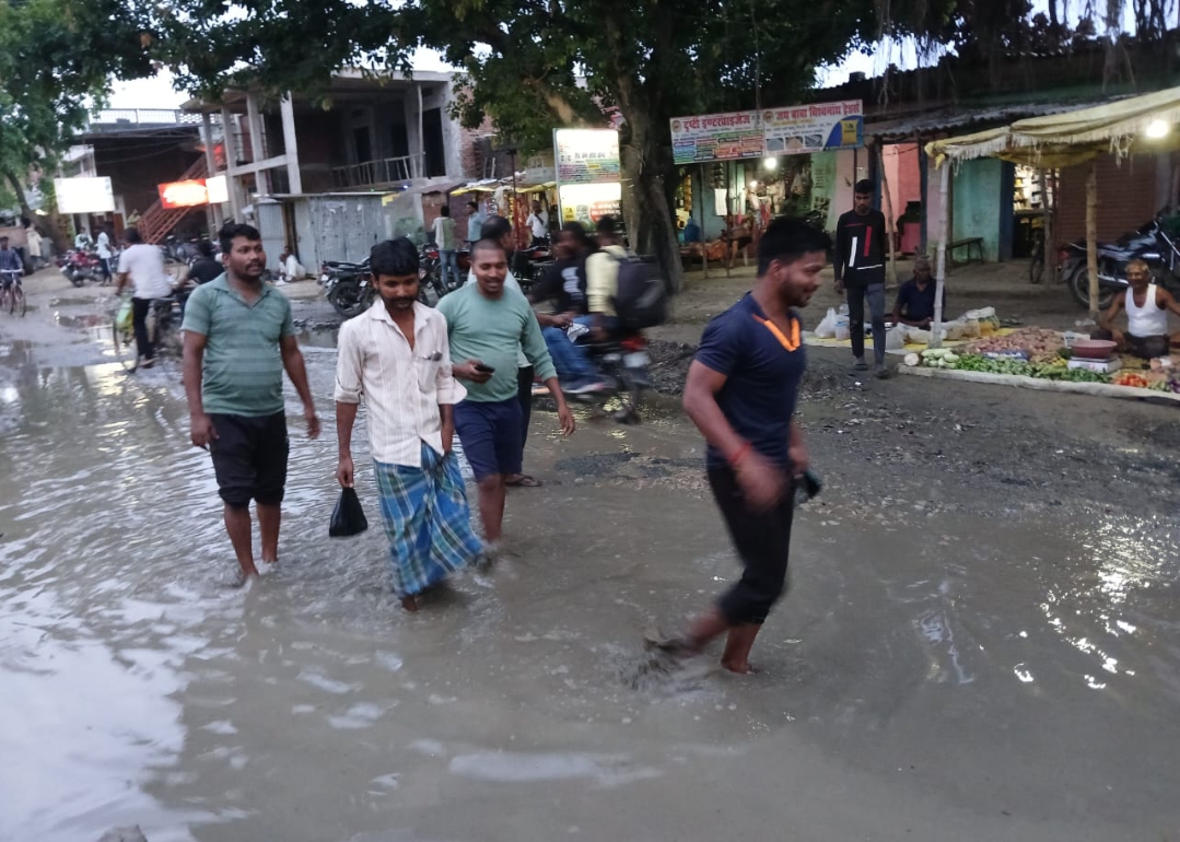 नायकडीह में जल जमाव से परेशान आम जन व व्यापारी