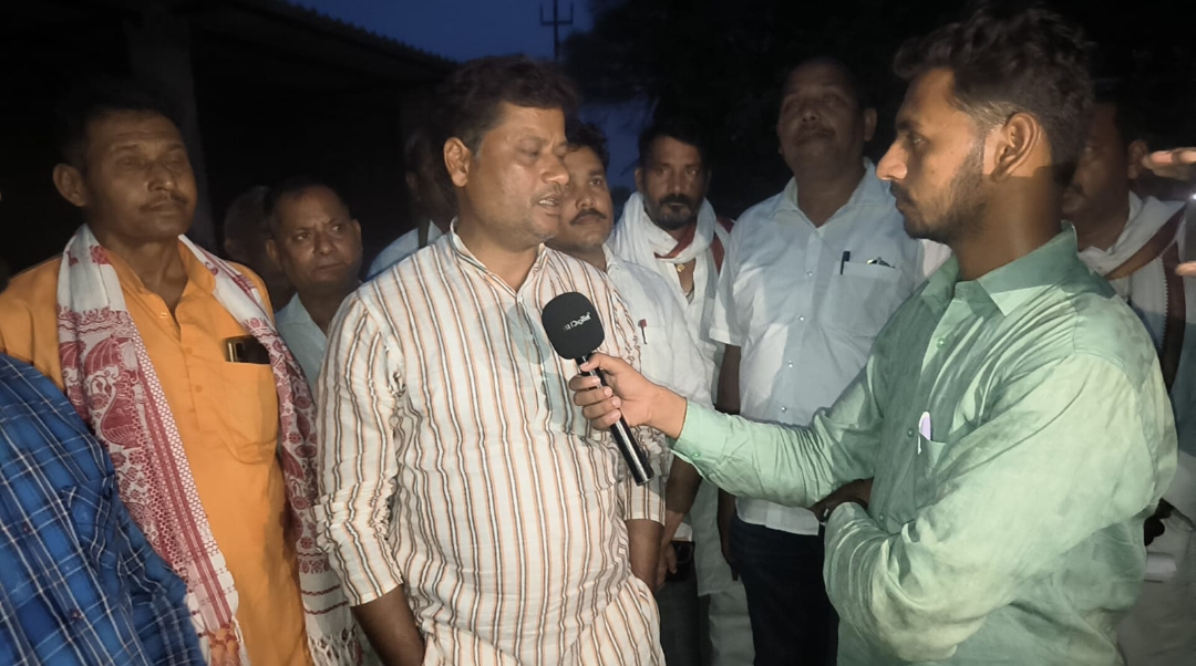 नरवर गांव में हुए हादसे में जान गवाने वाले छोटेलाल यादव के परिजनों मिलने पहुंचे  मरदह ब्लाक प्रमुख प्रतिनिधि धर्मेंद्र सिंह ! किया बड़ी मस्त