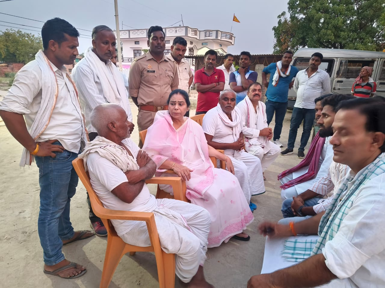 पूर्व विधायिका सैय्यदा शादाब फातिमा अपने समर्थकों संग नरवर गांव पहुंचकर मृतकों के प्रति शोक संवेदना प्रकट की