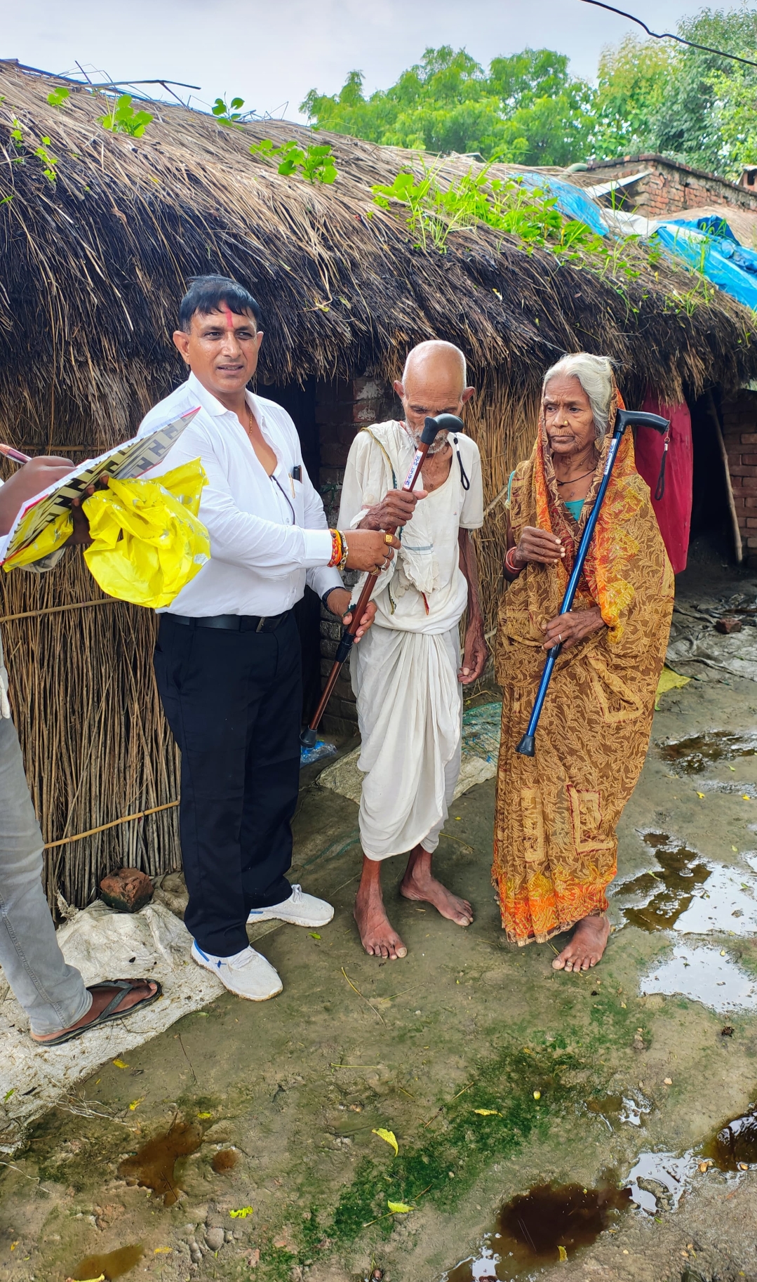 नागपंचमी पर शिवगंगा चैरिटेबल ट्रस्ट द्वारा जरूरतमंदों को छड़ी वितरण: