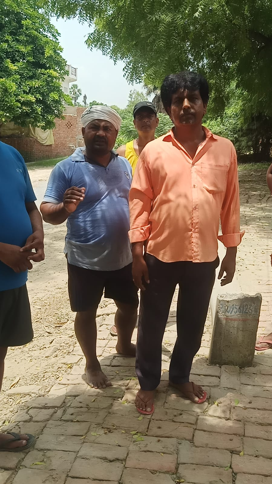 बिहरा में पांच साल से टूटा पड़ा बिजली का पोल, ग्रामीण शिकायत कर-करके हुए परेशान