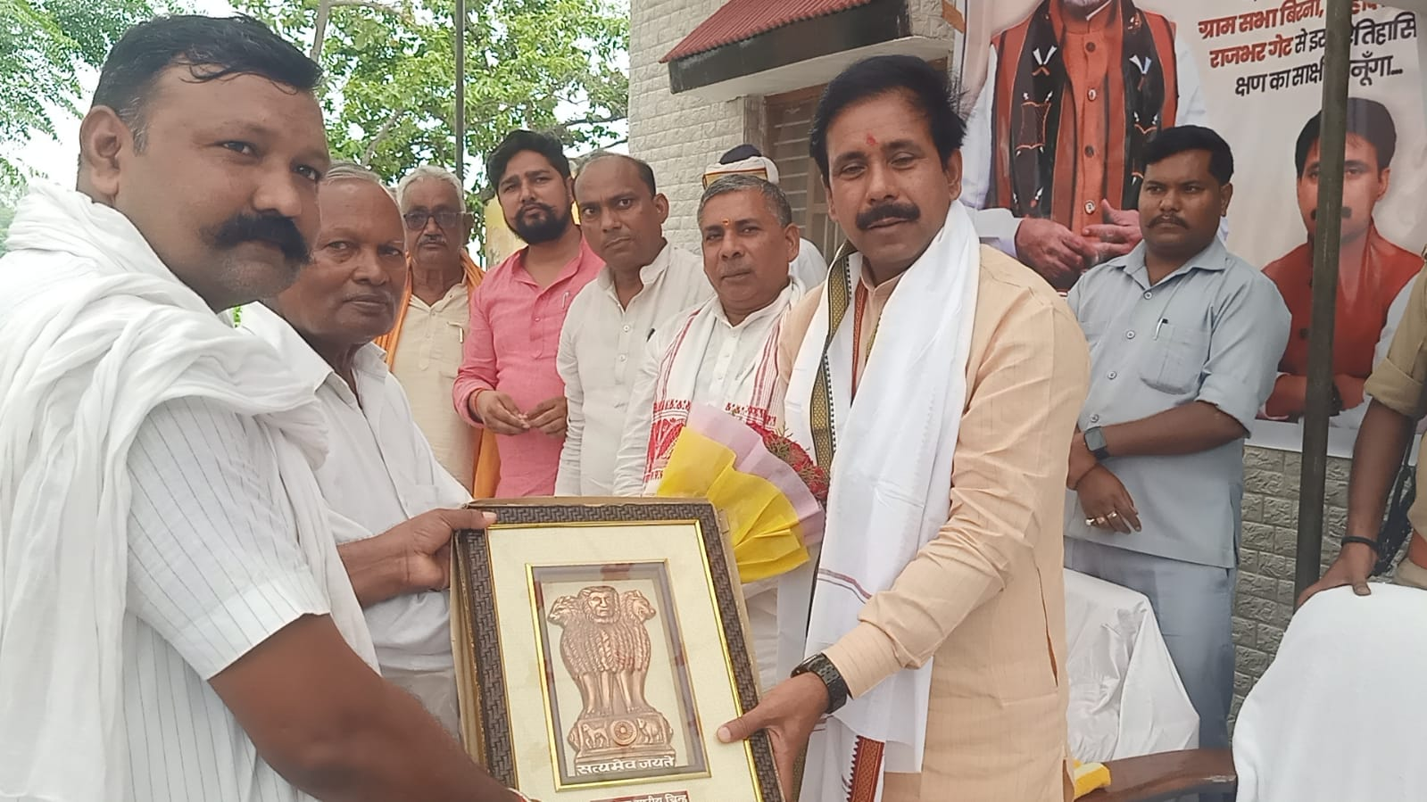 कैबिनेट मंत्री अनिल राजभर ने गाजीपुर के बिरनो में ‘मन की बात’ कार्यक्रम में की शिरकत, ‘एक पेड़ मां के नाम’ अभियान के तहत लगाया आम का पौधा