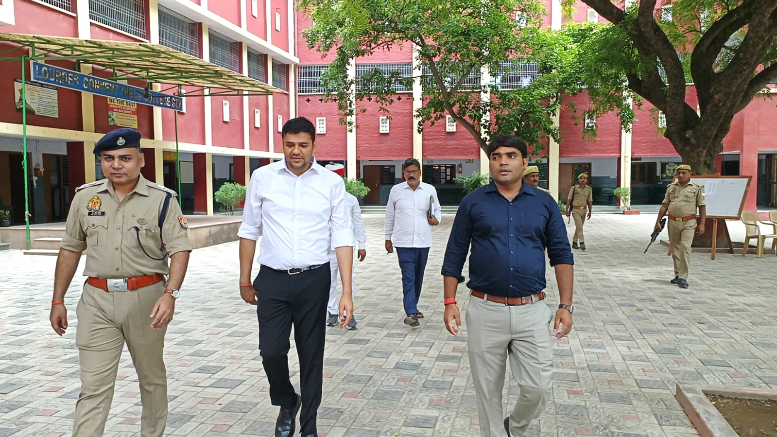 शांतिपूर्ण और नकलविहीन संपन्न हुई परीक्षा. जिलाधिकारी अविनाश कुमार, 7,505 परीक्षार्थी अनुपस्थित रहे.