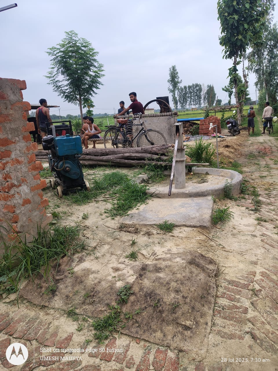 निजी जमीन पर सरकारी हैड पंप, किसान को नहीं मिला पूर्ण रूप से कब्जा
