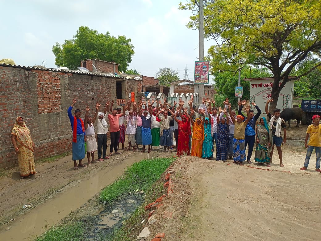 जल निकासी की व्यवस्था नहीं होने के कारण महीनों से सड़क पर बह रहें नाली के पानी में ग्रामीणों ने धान की रोपाई व प्रदर्शन
