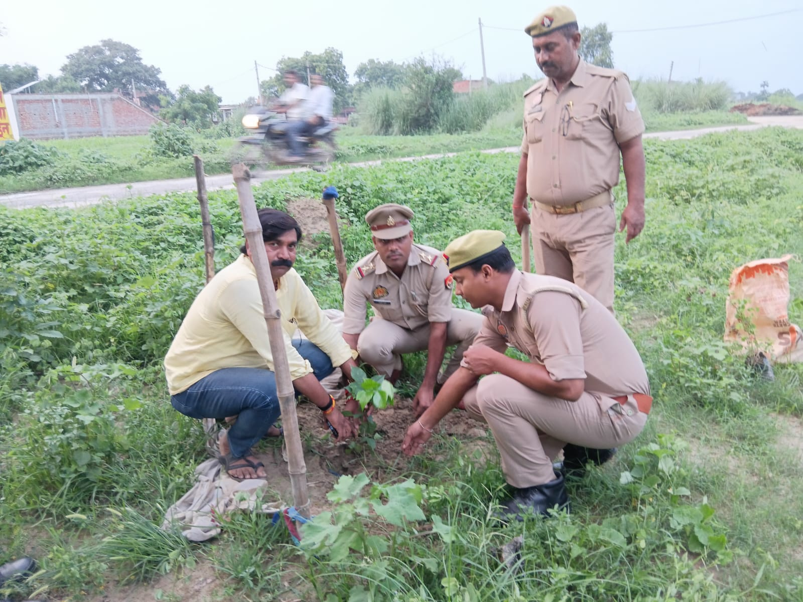 बहलोलपुर चौकी पर वृक्षारोपण का अभियानः प्रधान और चौकी प्रभारी ने पर्यावरण संरक्षण का दिया संदेश