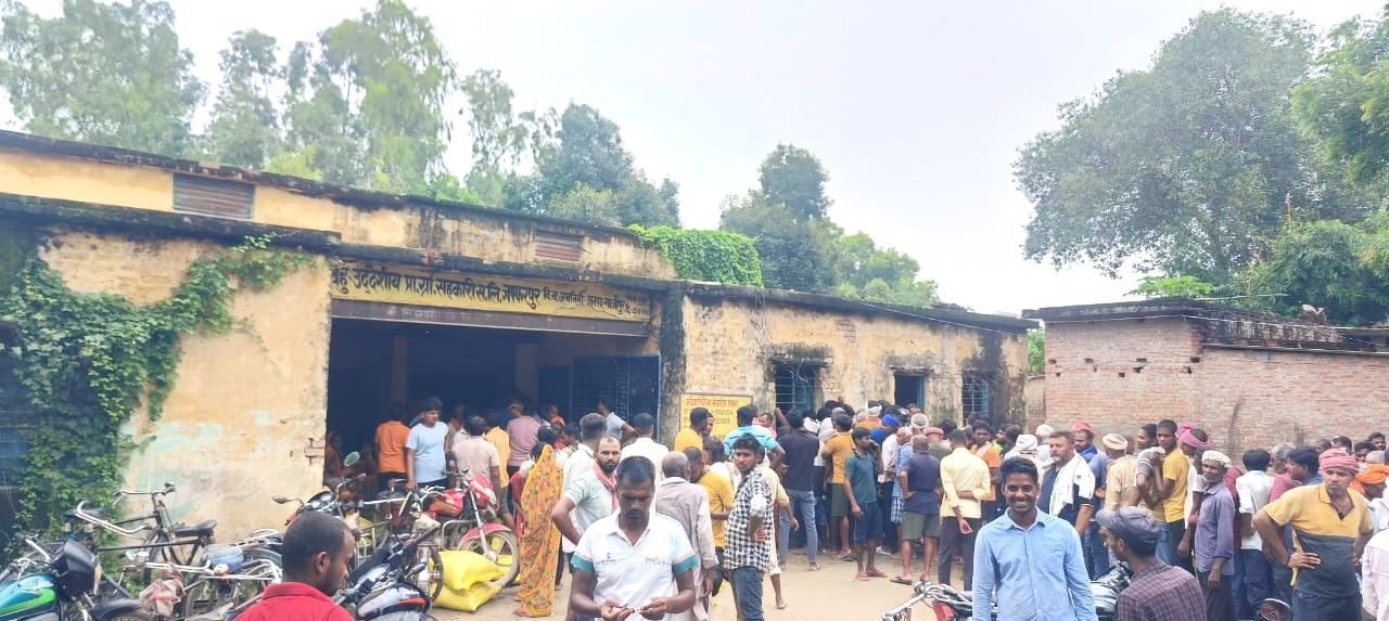 सहकारी समिति जाफरपुर में खाद के लिए लंबी कतार, फिर भी नहीं मिली खादगाँववालों में रोष, किसान बेहाल