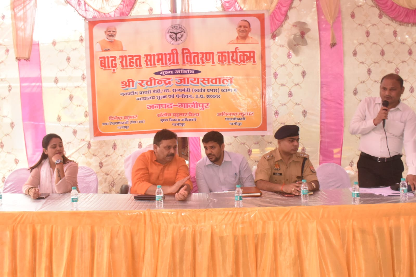 गाजीपुर में बाढ़ प्रभावित इलाकों का दौरा, पीड़ितों को बांटी राहत सामग्री