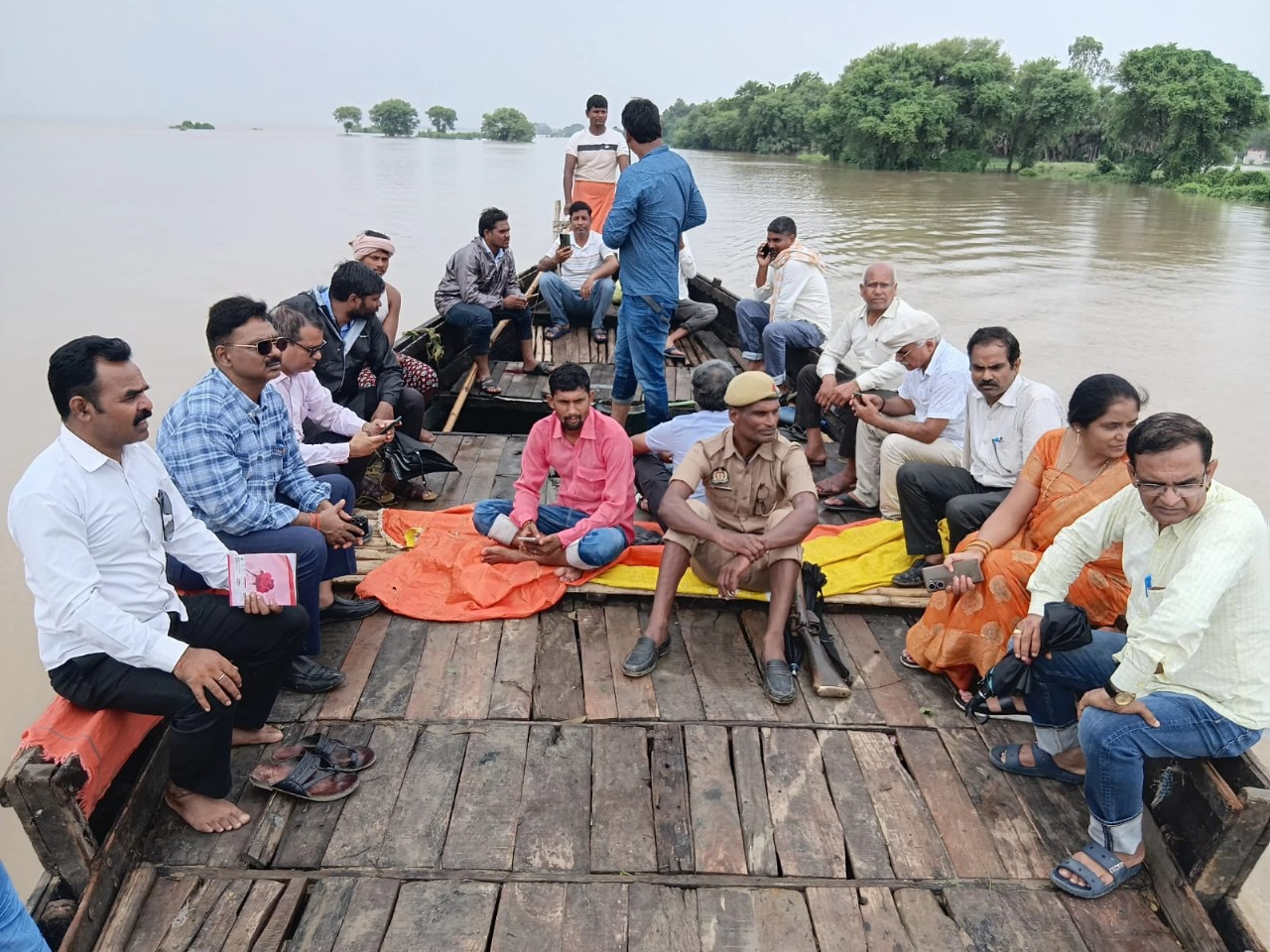 गाजीपुर में बाढ़ की स्थिति: जिलाधिकारी ने प्रभावित गांवों का किया दौरा