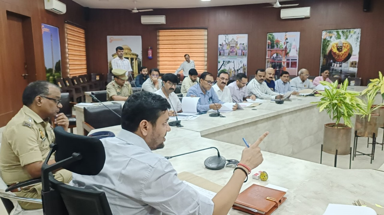 गाजीपुर में सड़क सुरक्षा को लेकर जिला सुरक्षा समिति की बैठक ,जिलाधिकारी अविनाश कुमार की अध्यक्षता महत्वपूर्ण निर्देश दिए गए।