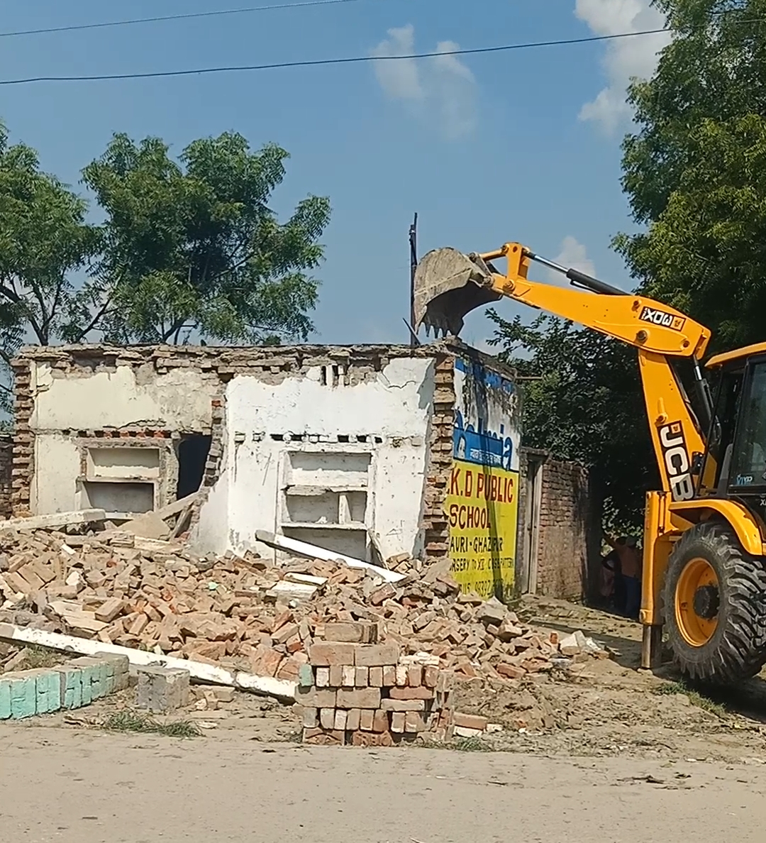 विवादित मकान पर गरजा बुलडोजर मकान जमीदोष